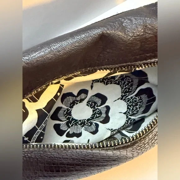 Liebeskind Berlin Leather Shoulder Bag - Picture 4 of 11